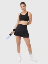 Top deportivo de sujeción baja, color negro, con escote redondo y diseño de espalda deportiva. Cuenta con almohadillas removibles.