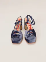 Sandalias de tacón alto Mutma en terciopelo color gris azulado, con plataforma delantera, doble nudo decorativo en la puntera y tira ajustable al talón.
