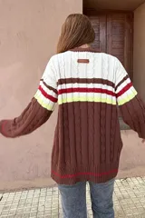 Saco tejido de punto con diseño de ochos, con bloques de color en marrón, blanco, rojo y amarillo neón. Presenta mangas largas y cierre frontal con botones.