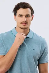 Remera polo piqué de algodón color amarillo, con cuello y puños acanalados, y cierre frontal de botones.