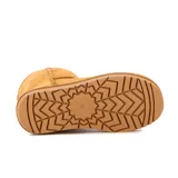 Bota corta de gamuza color camel, con interior forrado y suela de goma dentada. Diseño clásico de caña media con costuras reforzadas.
