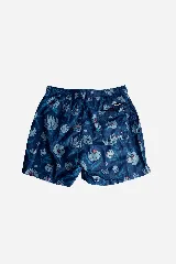 Short de baño de secado rápido con estampado floral sobre fondo azul. Cuenta con cintura elástica con cordón ajustable, bolsillos laterales y logo aplicado en goma.