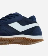 Championes estilo vintage runner color azul marino, con detalles laterales en color celeste claro y suela de goma dentada en tono marrón.