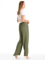 Pantalón palazzo de crepe, corte wide leg, con tiro alto, pinzas frontales y bolsillos funcionales. Presenta pretina lisa en la parte delantera y elástica en la parte posterior.