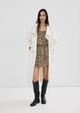 Vestido corto de viscosa con estampado de serpiente, cuello cuadrado y manga larga con puños elásticos. Presenta cintura con goma elástica y forro interior de poliéster.