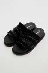 Sandalias planas color negro con tres tiras anchas adornadas con costuras cruzadas en el borde.