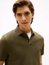 Chomba verde militar de Tommy Hilfiger, corte regular, con cuello tipo polo, tapeta de dos botones y logo bordado en el pecho.