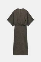 Vestido midi de escote en pico cruzado y manga corta. Presenta detalle de frunces en la cintura y un cinturón integrado con hebilla metálica a contraste.