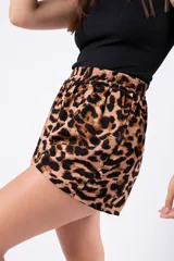 Short de tiro alto con estampado animal print de leopardo, cintura elástica fruncida y bolsillos laterales.