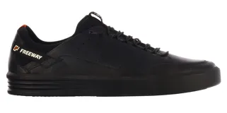 Zapatillas urbanas de caña baja, color blanco hueso, con suela gruesa de goma. Presentan detalles de perforaciones en el lateral y un pequeño tirador naranja en el talón.