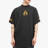 Camiseta negra de corte oversize con estampado de llamas en el pecho y en las mangas. Presenta el logo de la marca en el centro del diseño frontal.