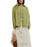 Chaqueta acolchada de algodón, color verde lima con estampado floral en rayas verticales en tono más claro. Presenta cuello clásico, cierre frontal de botones oscuros y un bolsillo de parche en el pecho con ribete en color beige.