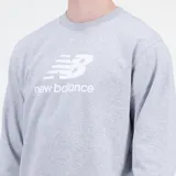 Buzo gris de hombre, marca New Balance, con logo estampado en el pecho.