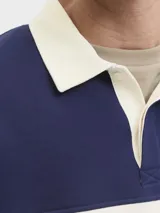 Buzo de manga larga con cuello tipo polo y fit relajado, en bloques de color azul marino y beige. Confeccionado en tejido de punto sin frisa, con interior de bucles, puños acanalados y logo bordado en el pecho.