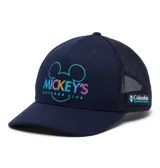 Gorra azul marino tipo trucker con red en la parte trasera, visera curva y estampa frontal de Mickey's Outdoor Club en colores turquesa, amarillo y rosado, en colaboración con Columbia y Disney.