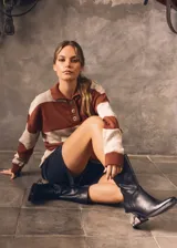 Botas de cuero negras de caña media con taco de diseño animal print.