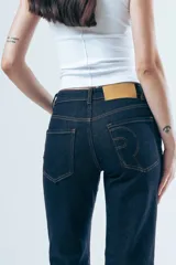 Pantalón de jean estilo wide leg en color azul oscuro, con costuras en contraste color cobre y tiro medio.