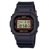 Reloj digital Casio G-Shock modelo DW5600AI-1DR, con caja y correa de resina color negro. Esfera de 49mm con detalles en rojo y nombre del futbolista Andrés Iniesta. Resistente al agua hasta 200 metros.