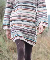 Vestido midi de punto tejido a mano en lana merino, con diseño de rayas horizontales multicolor, cuello redondo y mangas largas oxford.
