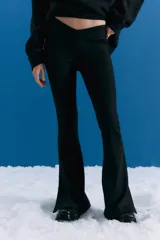 Legging de corte oxford confeccionada en lycra tipo neoprene, con cintura cruzada en V, tajo lateral en la botamanga y logo bordado en el delantero.
