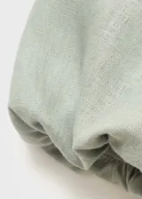 Vestido midi de lino color verde oliva, con escote palabra de honor y mangas cortas abullonadas. Presenta un diseño evasé con costuras verticales y cierre de cremallera en la parte posterior.