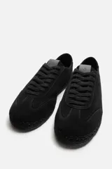 Zapatilla de cordones tipo alpargata color caqui, con capellada de piel serraje y suela de yute.