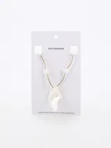 Collar dorado con dije de nácar irregular y cuentas de cristal.