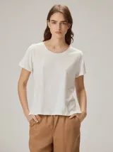 Remera básica de manga corta y cuello redondo, color blanco, de corte recto y suelto.