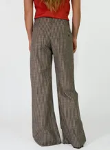 Pantalon de lino a rayas verticales de corte ancho y relajado, con cintura elastizada.