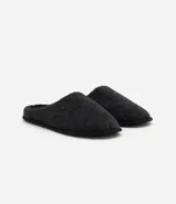 Pantuflas cerradas de poliéster color azul marino, con plantilla y forro de poliéster y suela de goma termoplástica.