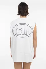 Musculosa blanca de corte recto y holgado, con cuello redondo y sisas amplias. Presenta un pequeño logo bordado en el centro del pecho dentro de una forma ovalada.