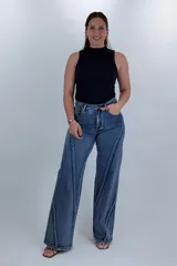 Pantalón jean wide leg de tiro alto en color azul, con diseño de costuras diagonales contrastantes en el frente y corte amplio en las piernas.