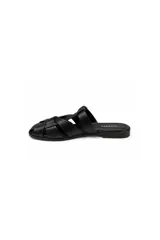 Sandalia plana Paddock modelo Talua de color negro, con diseño de tiras entrelazadas en el empeine, puntera abierta y tira lateral con hebilla metálica ajustable.