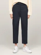 Pantalón chino azul marino de corte recto slim, con raya marcada en la pierna y cierre oculto.