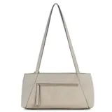 Cartera tipo tote de Guess modelo Devon, color gris topo en simil cuero, con doble asa de hombro, herrajes dorados, logo triangular metálico al frente y un charm colgante de cadena con placa grabada.