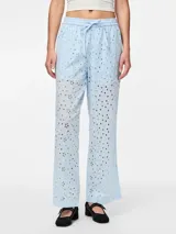 Pantalón celeste con broderie anglaise con cortes ovalados, cintura media y corte recto.