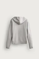 Sudadera hoodie relaxed fit de punto color gris, confeccionada en hilatura con viscosa de tacto suave, con cuello con capucha ajustable, manga larga, cierre frontal con cremallera y acabados en rib.
