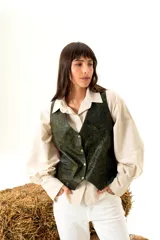 Chaleco de cuero color verde oliva con efecto gastado, con cuello en V y cierre frontal con botones dorados.