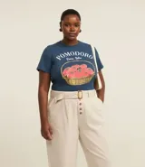 Pantalón recto de sarga en color crudo, diseñado para talles grandes (Curve & Plus Size). Presenta bolsillos laterales tipo cuchillo, cierre frontal con botones a la vista y un cinturón del mismo tejido con hebilla de efecto carey.