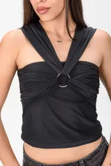 Top negro con escote off-shoulder, diseño cruzado con frunces en el frente y detalle de anilla metálica central.