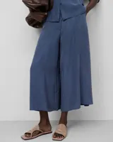 Pantalón culotte azul de lyocell, con trabillas, bolsillo en la espalda y pierna ancha ligeramente acampanada.