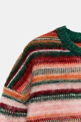 Jersey de punto con diseño de rayas horizontales multicolor en tonos rosados, naranjas, rojos y verdes. Presenta cuello redondo, manga larga y acabados acanalados en color verde oscuro en el cuello, puños y ruedo.