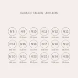 Anillo plateado con un dije redondo dorado con la figura de un ángel querubín.