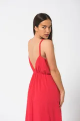 Vestido largo color naranja de breteles finos, con escote en V y botones frontales.