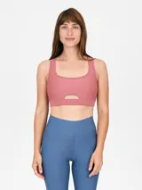 Top deportivo negro con breteles anchos y abertura en el centro del pecho.