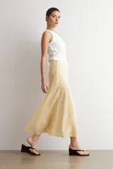 Falda midi evasé de color amarillo maíz con estampado de cuadros vichy.