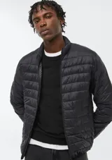 Campera puffer color azul marino, de diseño acolchado con costuras horizontales, cuello alto y cierre frontal con cremallera.