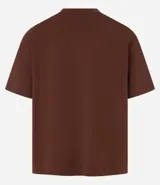 Remera masculina de manga corta, cuello redondo y calce boxy, confeccionada en algodón de fibra larga.