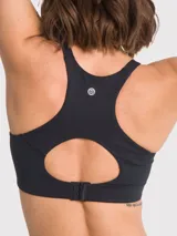 Top deportivo de soporte alto color negro, con tirantes ajustables, cierre de ganchos en la espalda y almohadillas removibles.