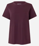 Remera básica de cuello redondo y manga corta, confeccionada en algodón peruano de alta calidad. Presenta un diseño liso y versátil, ideal para uso diario.